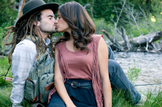 Illustration for article titled Kyle Beckerman's Engagement Photos Are A Treasure